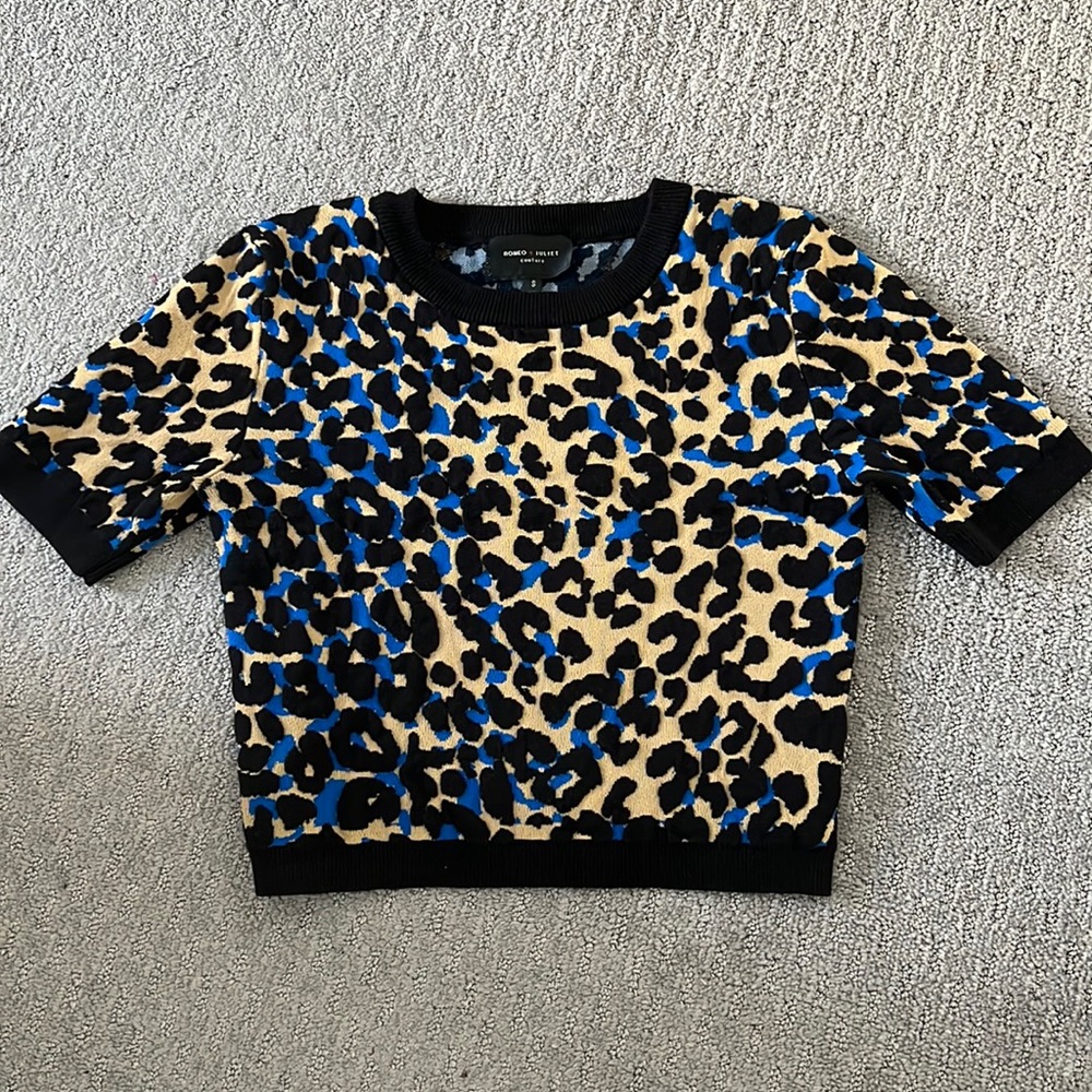 Romeo & Juliet Couture short sleeve sweater